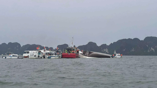 Thủ tướng Chính phủ yêu cầu khẩn trương tìm kiếm cứu nạn, khắc phục hậu quả vụ lật tàu tại Quảng Ninh