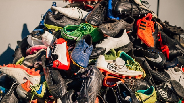 Xu Hướng Thời Trang Mới: Giày Đá Bóng 'Soccer Cleats' Chinh Phục Thị Trường Mỹ