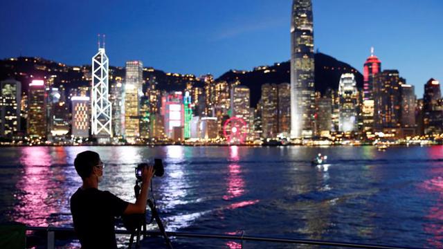 是什麼導致香港12個月內失去近9萬人？