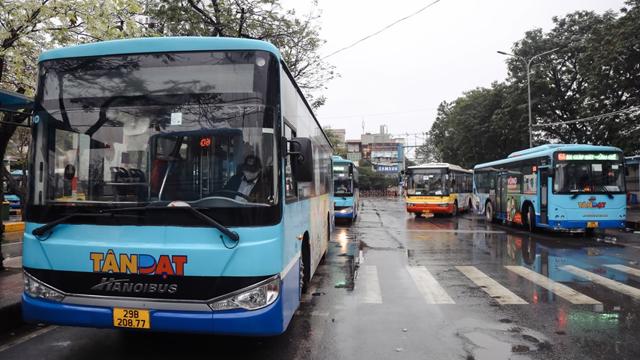 Read more about the article Hà Nội: Chỉ còn 3/121 tuyến buýt hoạt động cầm chừng, phải giãn cách chỗ