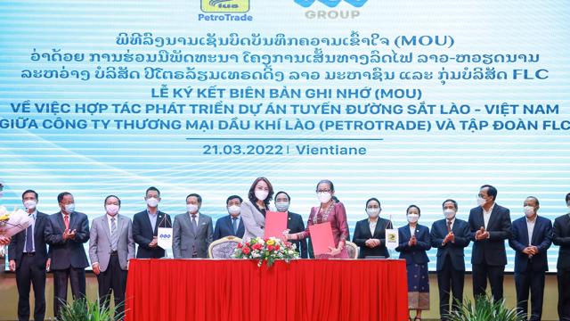 Read more about the article Tập đoàn FLC và PetroTrade ký hợp tác đầu tư tuyến đường sắt kết nối Việt Nam – Lào