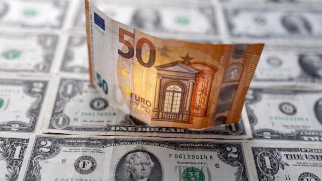 Read more about the article Lần đầu tiên trong 20 năm, đồng Euro và đồng USD gần ngang giá