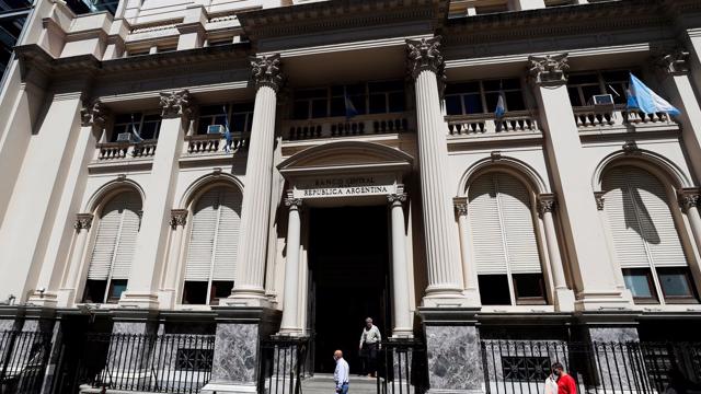 Read more about the article Argentina tăng lãi suất lên gần 70% để chống lạm phát