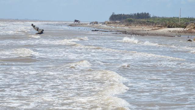 Read more about the article Bến Tre cần kinh phí hỗ trợ khẩn cấp chống sạt lở đê biển