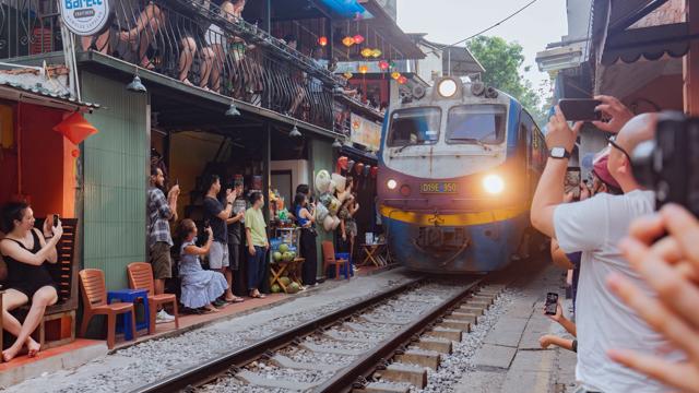 Read more about the article Cục Đường sắt phản hồi ra sao về đề xuất giữ phố cà phê đường tàu tại Hà Nội?
