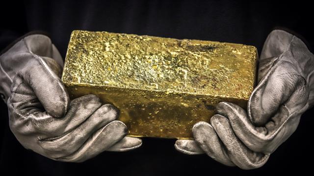 Read more about the article Giá vàng thế giới tăng dữ dội lên 1.700 USD/oz, trong nước “lững thững” đi ngang