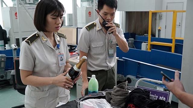 Read more about the article Ngăn ngừa vi phạm, siết chặt an ninh trật tự tại cửa khẩu đường hàng không