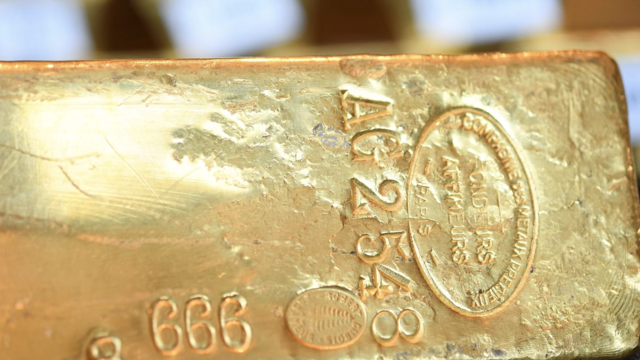 Read more about the article Giá vàng lập đỉnh mới rồi lại tụt, SPDR Gold Trust bất ngờ bán mạnh