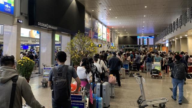 Read more about the article Hạn chế tối đa chậm chuyến, xử nghiêm hành vi chèo kéo taxi tại sân bay cao điểm Tết
