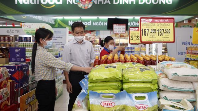 Kích hoạt mùa mua sắm cuối năm: Loạt siêu thị ồ ạt giảm giá