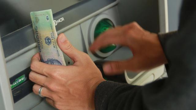 Read more about the article Năm 2022, tỷ lệ rút tiền mặt qua ATM giảm một nửa so với năm trước