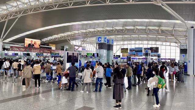 Read more about the article Lượng khách quốc tế qua sân bay Nội Bài dịp cao điểm Tết đạt 75% trước dịch