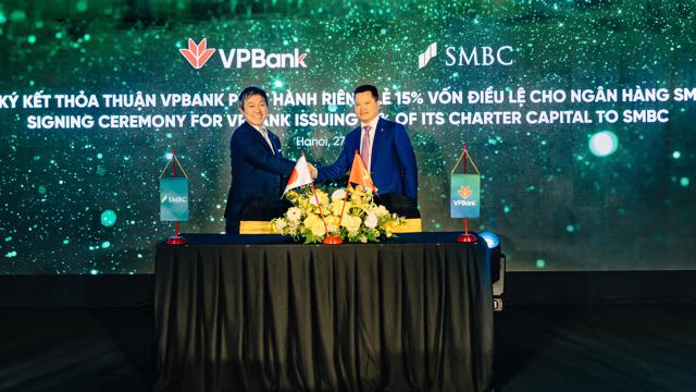 VPBank và SMBC cùng hoạt động trong lĩnh vực tài chính ngân hàng, so sánh sự khác biệt giữa hai ngân hàng này? 
