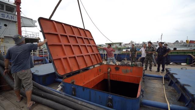 Read more about the article Bắt giữ và lai dắt vào bờ tàu đánh cá vận chuyển trái phép 280.000 lít dầu FO