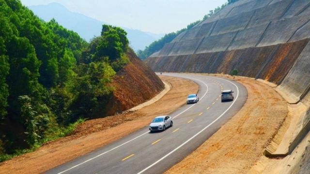 Quang Tri ลงทุนในการก่อสร้างทางหลวงแผ่นดิน 15D แห่งใหม่โดยใช้วิธี PPP