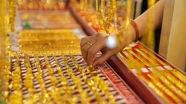 Giá vàng miếng SJC tăng 3 triệu đồng mỗi lượng, giá vàng nhẫn phân hoá