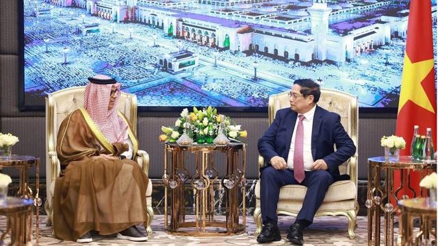 Prime Minister works with leaders of Saudi Arabia’s major firms in Riyadh