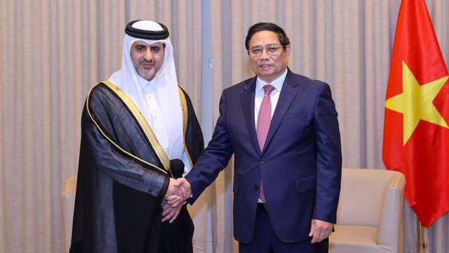 PM Chinh meets with Qatar Investment Authority’s leader upon arriving in Doha for his official visit