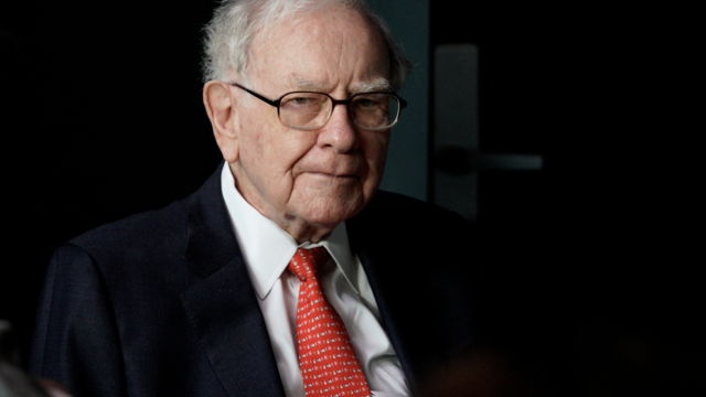 Chỉ bán không mua, Warren Buffett đang nắm lượng tiền mặt kỷ lục hơn 300 tỷ USD