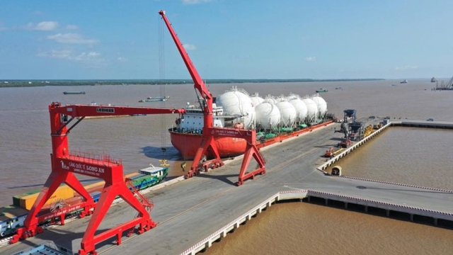 Long An mulls providing up to $11,000 in subsidies for container ships visiting its ports