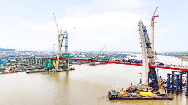 A closure joint installed into Hai Phong's Hoang Gia bridge project