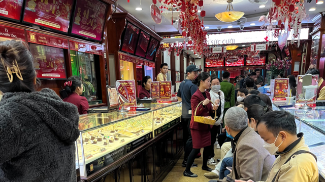 Domestic gold prices keep soaring following global trend