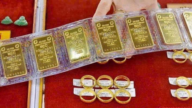 Domestic gold price drops after hitting historic high
