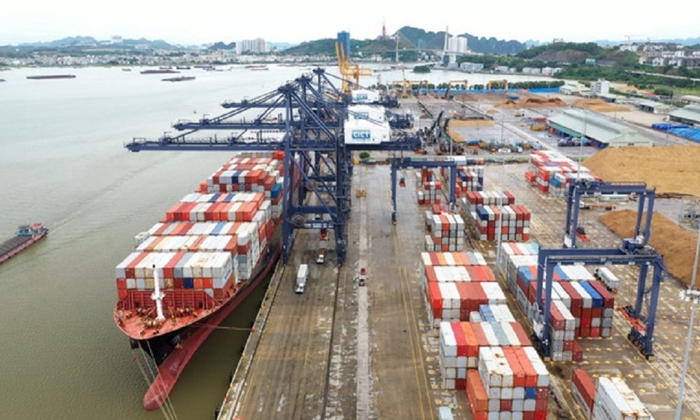 Xuất nhập khẩu phục hồi mạnh mẽ, thặng dư thương mại đạt trên 10 tỷ USD