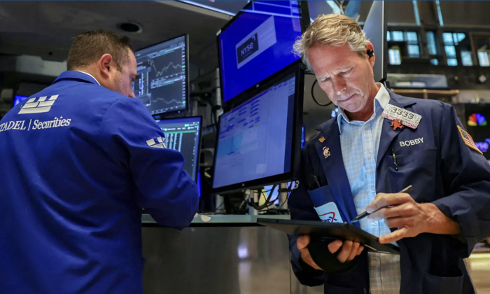 Dow Jones trượt dốc vì mối lo thuế quan, giá dầu chờ thượng đỉnh Nga-Mỹ