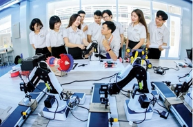 The pivotal role of intellectuals in the era of Industry 4.0
