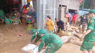 Quân dân hối hả dọn dẹp bùn đất sau lũ