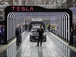 Khai trương nhà máy đầu tiên tại châu Âu, cổ phiếu Tesla tăng liên tiếp
