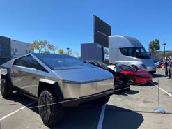 Elon Musk "chốt" thời gian sản xuất hàng loạt mẫu xe điện 