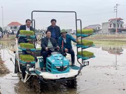 Thủ tướng lái máy cấy, động viên nông dân sản xuất nông nghiệp
