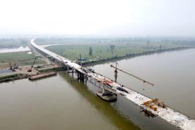 Hợp long cầu vượt sông dài nhất trên cao tốc Bắc Nam
