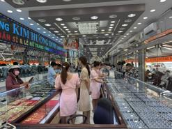 Kiểm tra tiệm vàng lớn nhất thành phố Long Xuyên có dấu hiệu vi phạm kinh doanh 