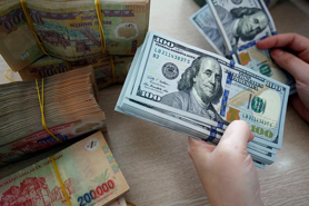 Vietnam Central Bank Intervenes to Stabilize Dong Amid Exchange Rate Surge