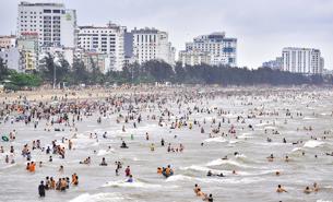 Vietnam's Tourism Industry Flourishes as 8 Million Tourists Flock During Holiday Season