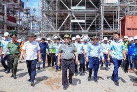 PM examines construction of key power projects in Quang Binh