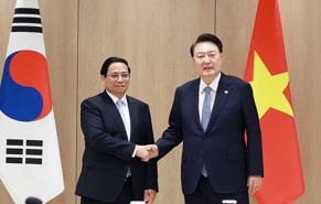 Prime Minister Pham Minh Chinh meets with South Korean President Yoon Suk-yeol