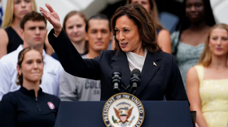 Bà Kamala Harris trước áp lực gây ấn tượng với cử tri gốc Á