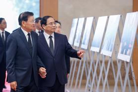 Vietnamese leaders receive Lao Party General Secretary