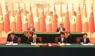 Vietnam, China ink 14 cooperation agreements