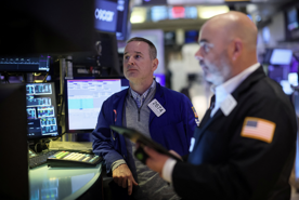 Dow Jones lập kỷ lục mới, giá dầu tăng gần 2% vì mối lo nguồn cung từ Trung Đông