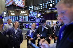 S&P 500 tăng phiên thứ hai liên tiếp, giá dầu lao xuống đáy gần 3 năm