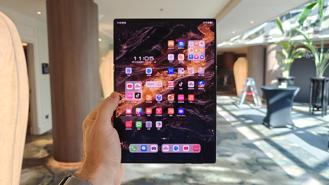 Điện thoại gập ba Huawei có điểm gì nổi bật để đắt giá hơn iPhone 16? 