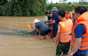 Đi qua đường bị ngập nước, nhiều người bị lũ cuốn trôi