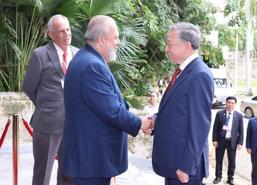 Vietnamese Party and State leader meets with Cuban Prime Minister