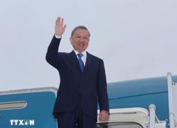 Top leader leaves Hanoi for visits to Mongolia, Ireland and France