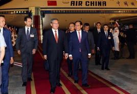 Chinese Premier arrives for official visit to Vietnam